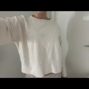 Sweatshirt - Fin beige sweatshirt. Är öppen till att sänka priset. Inga deffekter. Sparsamt använd. Säljer pga använder ej!