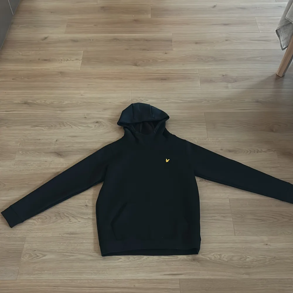 Säljer denna tröja då jag inte använder den och den är helt ny har Max haft på mig den 2 gånger  Nypris 800kr . Hoodies.