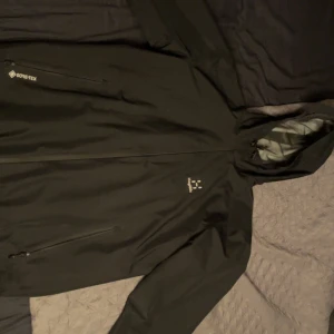 Goretex Haglöfs jacka - storlek M passar även L. väldigt använda men tagit hand om den väl så inga skador. nypris 3000 från intersport