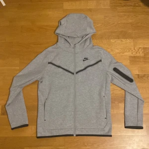 Grå Nike tech 158-170 - Ny, oanvänd grå Nike tech i storleken 158-170.