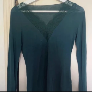 Intimissimi tröja - Säljer denna mörkgröna Intimissimi tröja som endast är provad och har prislapp kvar.