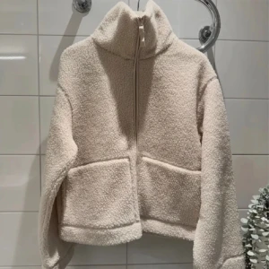 Teddy jacka - Säljer min jättefina Teddy jacka då jag nyss köpte en annan färg🥰🥰 skriv för fler bilder!