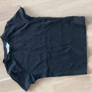 En svart Basic tröja.  - En svart basic tröja som matchar till allt. Den är förliste för mig därför säljer jag den. 🖤🖤🖤