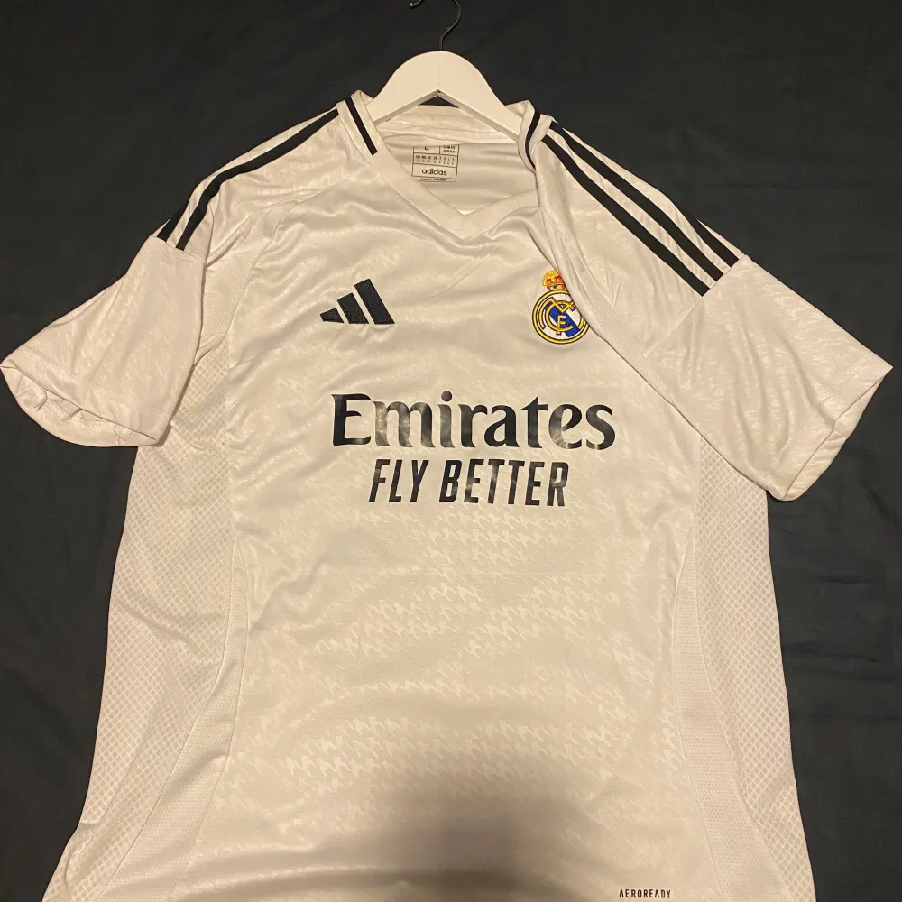 Real Madrid tröja 24/25 med RÜDIGER på ryggen. intr andvänd mycket alls . Sportswear.