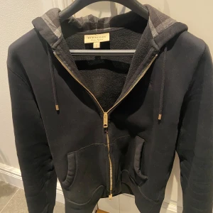 Burberry zip - Storlek S, i mycket bra skick, använd ett fåtal gånger. 