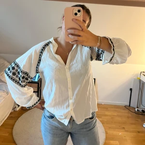 Zara blus - Jättefin zarablus. Köpt i våras men bara använd en gång så i nyskick! Skriv för bilder🌟