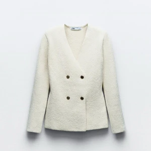 Beige kavaj med knappar - Säljer en stilren beige kavaj med dubbelknäppning. Den har en figurnära passform och långa ärmar. Kavajen är i jättebra skick 🤍🤍Använd två gånger! Nypris: 559 kr