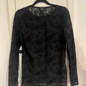 Genomskinlig tröja - Genomskinlig långärmad tröja med rosor i Stl S från New Yorker.