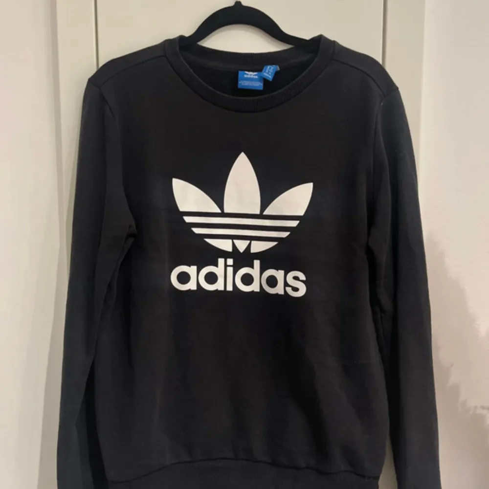 Långärmad svart tröja från adidas med logga på framsida. Stl 38. Tröjor & Koftor.