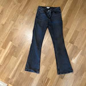 Grå svarta  utsvängda jeans Gina Tricot strl 152 Nypris 399:-