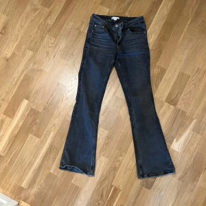 Svart utsvängda jeans Gina Tricot - Grå svarta  utsvängda jeans Gina Tricot strl 152 Nypris 399:-
