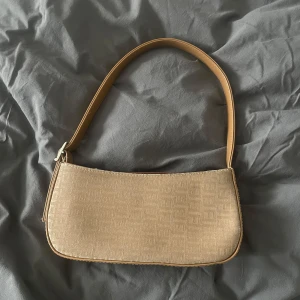 Vintage handväska - Snygg vintage handväska gjord av läder. Axelbandet är lite stelt då väskan är gammal men går att fixa om man smörjer in den🥰