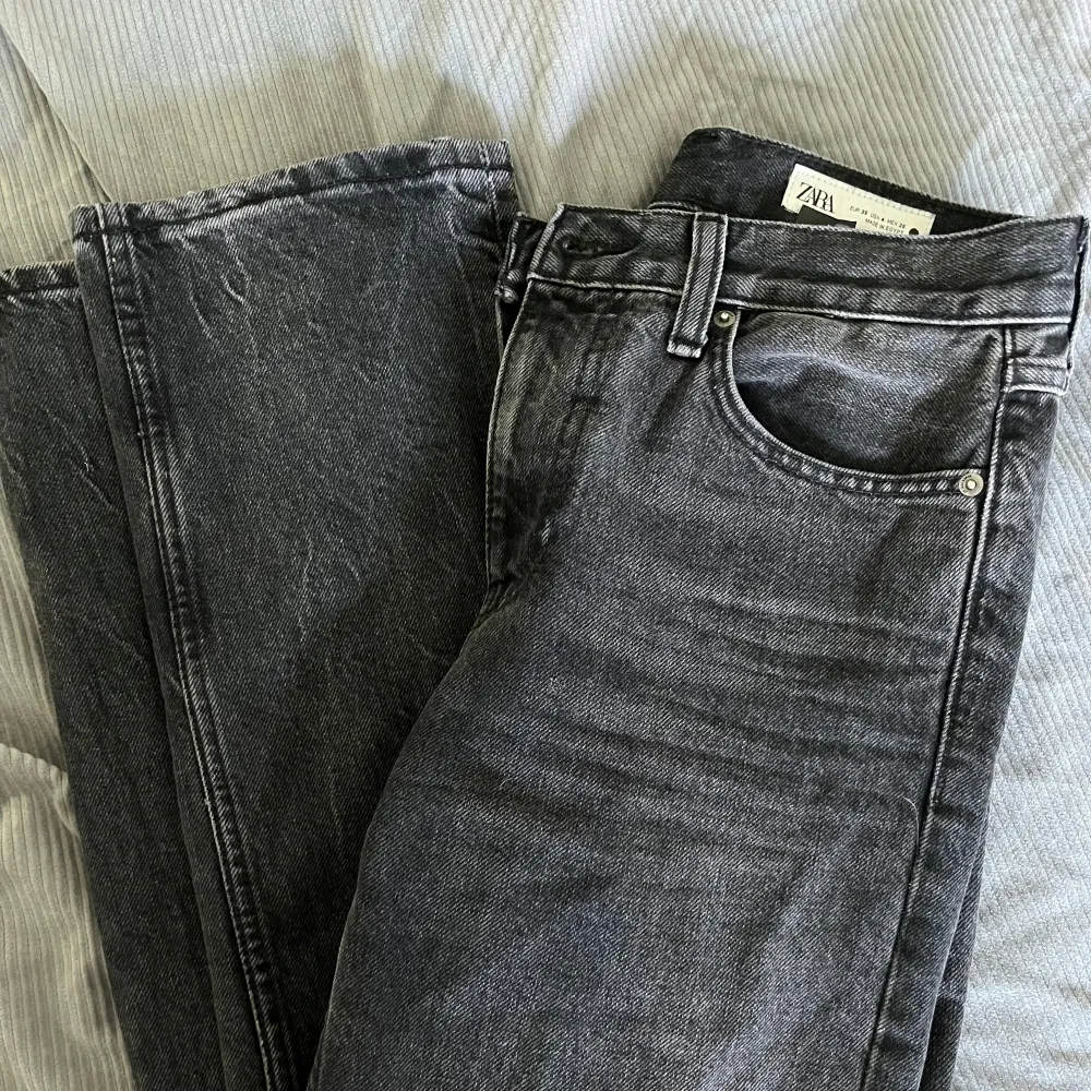 Snygga svarta jeans som jag köpte secondhand. Inga tecken på defekter o skador. Nypris 359 kr. Jeans & Byxor.