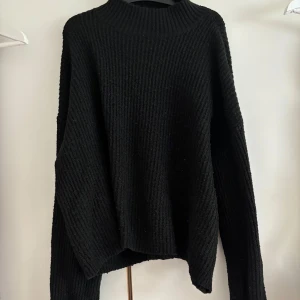 Stickad tröja - Stickad svart tröja från Even&Odd med polokrage och uppvikta ärmar😇 Bra skick men syns att den blivit använd (se bilder)😀 Väldigt stretchig!