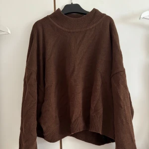 Brun stickad tröja - Brun stickad tröja från H&M, fint skick utöver att den är lite skrynklig 😇 Liten i storleken, passar mig som har S!