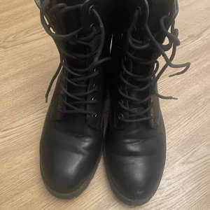 Anna Field Kängor - Säljer ett par grymt snygga Anna Field kängor i skinn med snörning och dragkedja på sidan. Skorna är använda  med ett märken på tån vänster sida , men fortfarande i bra skick för höst- och vinterbruk. Skick 7/10