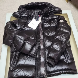 Moncler Maja jacka  - Hej säljer nu min fina moncler Maja jacka då den inte passar mig den är fortfarande helt ny har haft den en gång och sen insåg jag att den inte kommer att passa. Den är hur fin som helst och absolut inga skador eller något! Finns i Växjö 