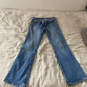 Lågmidjade utsvängda jeans  - Lågmidjade utsvängda jeans i fint skick med lite skav längst ned på hälarna. Fina fickor och i strl 36. Längd 95cm, midja rakt över 38 cm. 💗