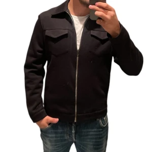 Overshirt jackan  - Säljer denna riktigt snygga jackan från märket sand.  Jackan är vaderad på insida vilket gör den bra för hösten och vinterdagar. Vid frågor och funderingar skriv gärna. 