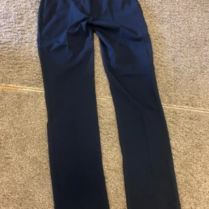 Marinblåa kostymbyxor - Byxorna är jättefina och sitter underbart mot kroppen, speciellt låren.  Plagget är inte för kort och når lite över hälen. 