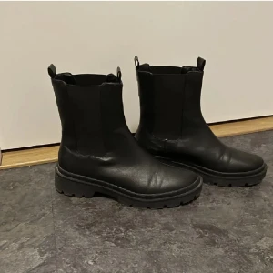 Skor Nelly - Svarta boots från Nelly  Endast testade