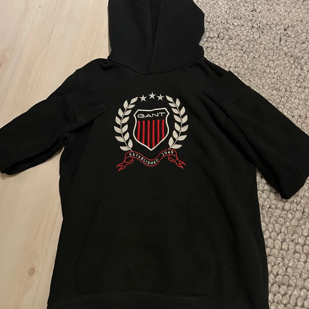 Säljer en snygg svart gant hoodie som är för liten för mig. Den har ett snyggt gant märke mitt på tröjan. Den är köpt för 1200 men jag säljer den för 300 men priset kan diskuteras.. Hoodies.