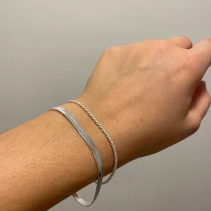 2 st smycken, nya fina - Två stycken armand, knappt använda. Ca 20 cm långq
