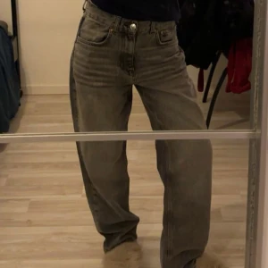 Gråa Jeans - Väldigt fina oversized jeans!! Så snygga ⚡️⚡️