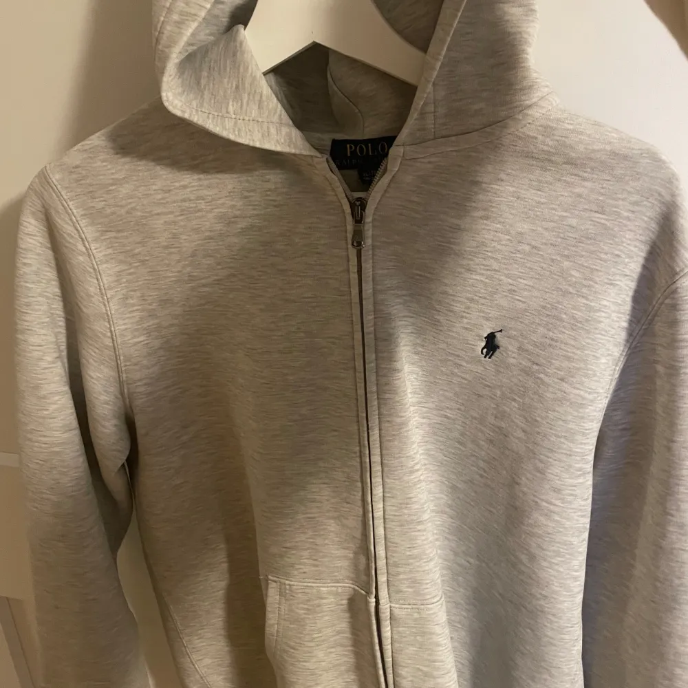 Rl zip hoodie som aldrig riktigt kommit till användning. Köpt från kidsbrandstore för 1299 för ca ett år sedan. Xl i barnstorlek men de e sin S i vuxen storlek och passar perfekt om man är 173-178. 10/10 skick. Priset är inte hugget i sten! 🤞🤞. Hoodies.