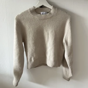 Stickad tröja  - Stickad tröja från Other stories, en miss i sömmen ( sista bilden ) varit så sen jag köpte den inget som syns när man har på sig tröjan 