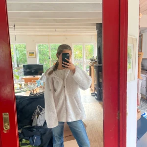 Teddy jacka - Vit snygg teddyjacka i bra skick!