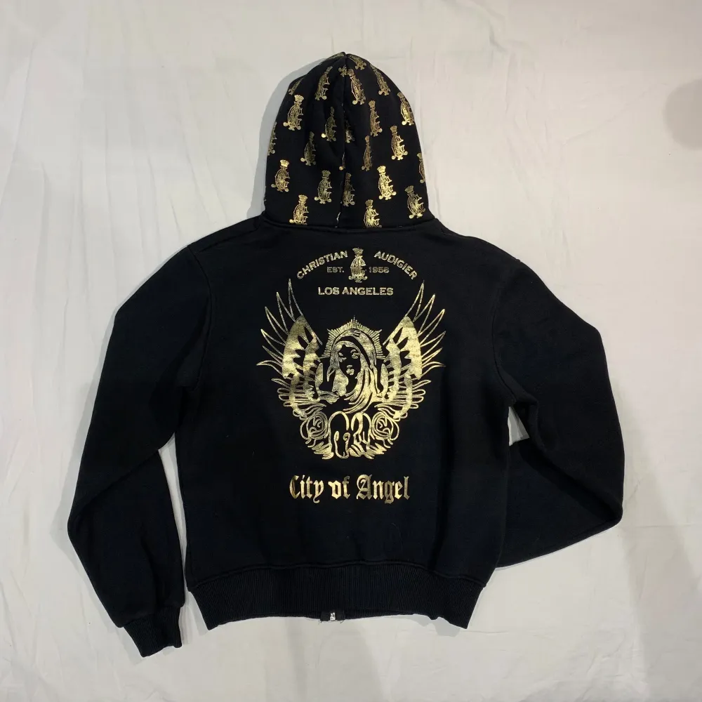 Från Christian Audiger av Ed Hardy! Perfekt skick och så snygg🤤jag är xs-s för referens men passar större och mindre också beroende på önskad passform. Hoodies.