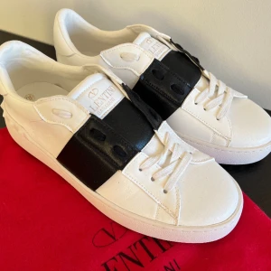 Valentino opens  - Valentino Garavani Open Colour Block Sneakers i nyskick.  Storlek 40, material i skinn och gummi.  Skick 10/10  2200kr