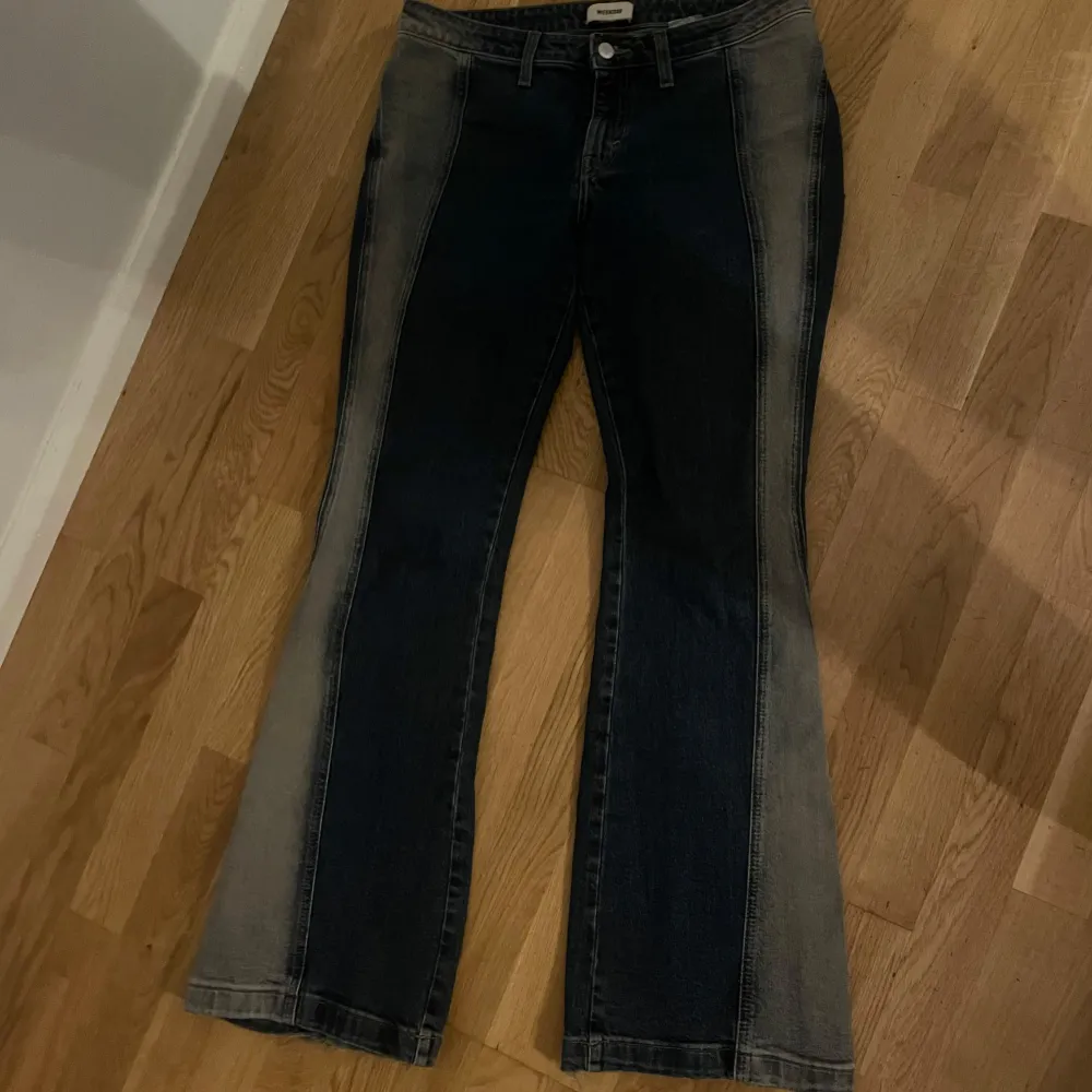 Skiiiit snygga as coola jeans från weekday, ända felet är ju då där på botten men inget man lägger märke på . Jeans & Byxor.