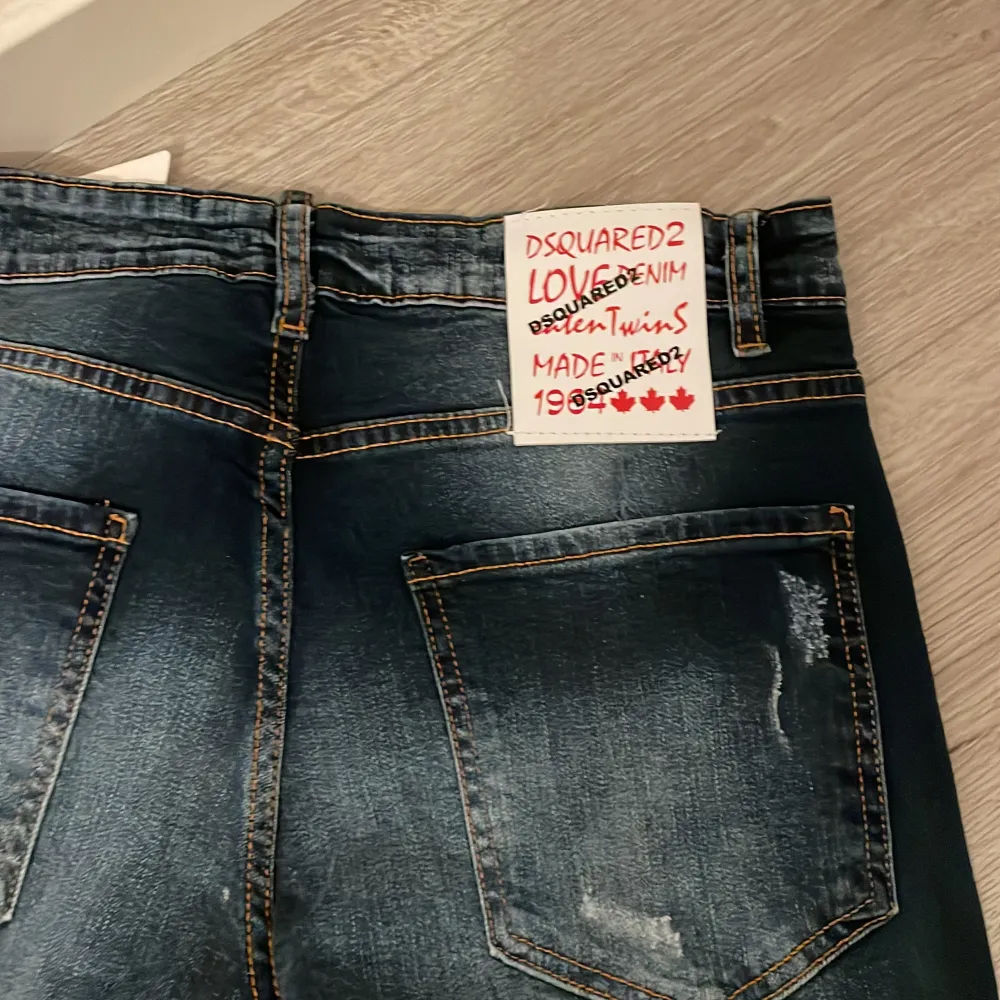 Storleken är 46, alltså dsq2 storlekar. Googla upp storlekarna om ni är osäkra. Jag säljer för att den är jätte liten på mig. Jeans & Byxor.