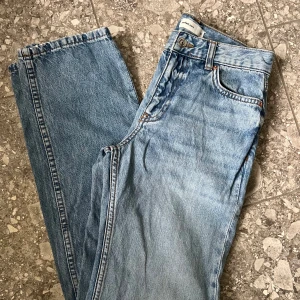 Lågmidjade jeans ginatricot  - Aldrig använda lågmidjade jeans från Gina. Storlek 32 350kr inkl spårbar frakt
