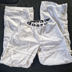 Vita cargos - Supercoola streetwear cargobyxor 🖤  Storlek L på lappen men passar snarare S. Baggy passform, vida ben. Midjan kan göras tajtare med snören. Defekt: en liten fläck på höften, se bild. I övrigt som nya!