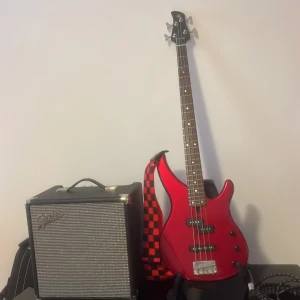 el bas högtalare - el bas med högtalare, säljs eftersom jag tänker inte spela mer, om du vill ha en video på hur det låter eller bilder SKRIV. priset för högtalaren är 500kr, om man tänker köpa den för sig.