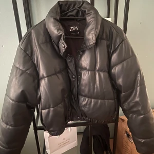 INTRESSEKOLL på jacka  - Snygg svart ”skinn” pufferjacka från zara i storlek S
