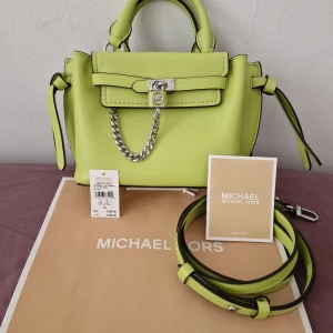 Michael kors väska - Helt ny väska i limegrön färg.axelband medföljer