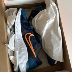 Nike Renew Run  - Säljer helt oanvändbar springskor som inte passade. Köpta för ett tag sedan men glömde bort att jag hade dem Därför säljer jag dessa nu. Låda och lappar på skorna kommer med vid köp  Kan tänka att förhandla priset, postar gärna men kan även mötas upp