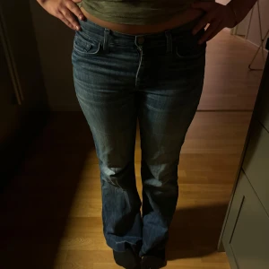 Flare jeans  - Flare jeans från 7 for all mankind. Köpte jeansen med hål i skrevet men är nu ihopsydda och inte sönder nånstans.  Storlek: 27 (känns som 38) Innerbenslängd: 78 cm 
