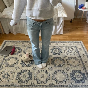 Levis jeans  - As snygga Levis jeans 💕 sprättade längst ned så att de blir lite längre 🧸  Innerbenslängd: 78 cm  Midjemått tvärs över: 40 cm  