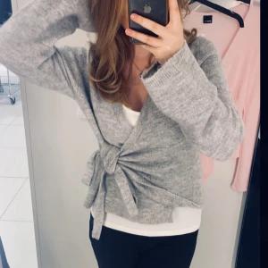 Knitted wrap cardigan  - Stickad kofta ifrån Gina tricot, helt ny med prislappen kvar. Slutsåld på hemsidan & i butik, därav priset. Använd köp nu funktionen 🤍 Passar även mindre storlekar 
