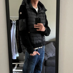 Moncler cardigan - Toppskick och sjukt snygg till hösten! Inga defekter. Hör av er vid minsta fundering eller intresse😁.