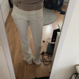 Lågmidjade kostymbyxor - Säljer dessa snygga lågmidjade vita kostymbyxor. Använt väldigt få gånger💕 sitter perfekt på mig som är 166cm💕
