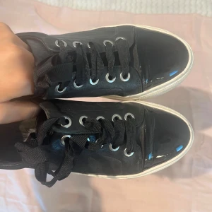 Svarta sneakers  - Säljer dessa coola sneakers, fint skick, köpta för 1999🖤🖤🖤
