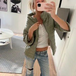 Trekvartsärmad jacka - Såå fin!