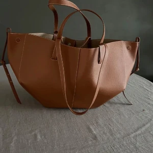 Polene väska - Fint skick! Lappar kvar och kvitto finns! Nypris 4300kr säljer för 3300kr