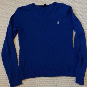 Ralph lauren tröja - Så fin stixkad tröja från ralph lauren i royal blue!  Bra skick, skriv för fler frågor🤍